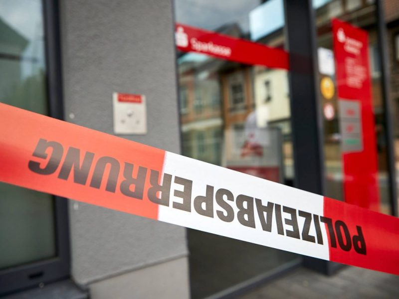 Polizeieinsatz in einer Sparkassen-Filiale in Thüringen! (Symbolbild)
