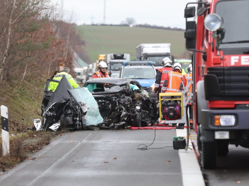 Rettungskräfte arbeiten an einer Unfallstelle auf der A4.