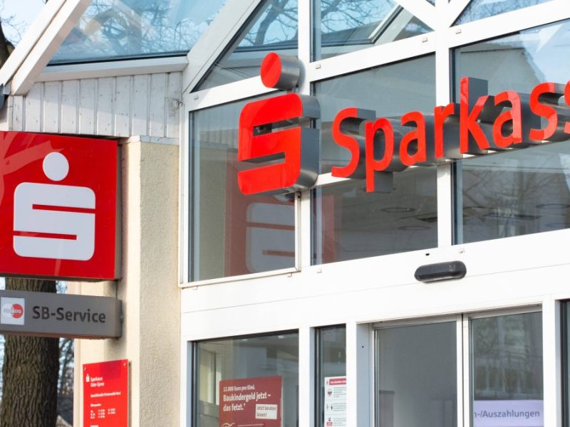 Die Türen der SB-Filiale der Sparkasse in Weimar bleiben vorerst geschlossen. (Symbolbild)
