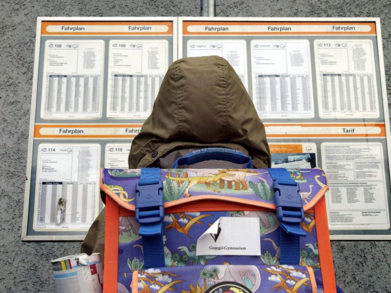 Ein Siebenjähriger aus Thüringen wollte nach der Schule schnell nach Hause. Leider passte er dabei nicht auf den Verkehr auf. Es kam zur Beinahe-Katastrophe.
