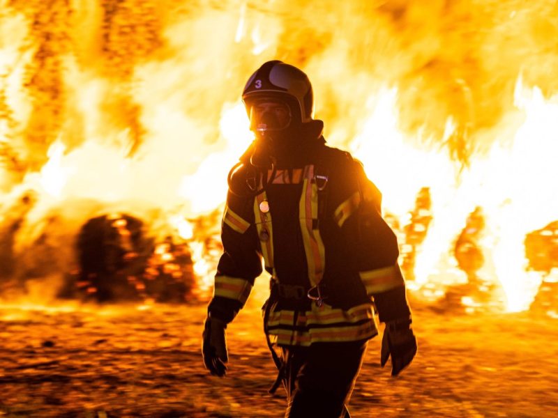 In Westerengel in Thüringen hat es am Dienstagmorgen einen Großbrand gegeben. Rund 800 Strohballen standen in Flammen.