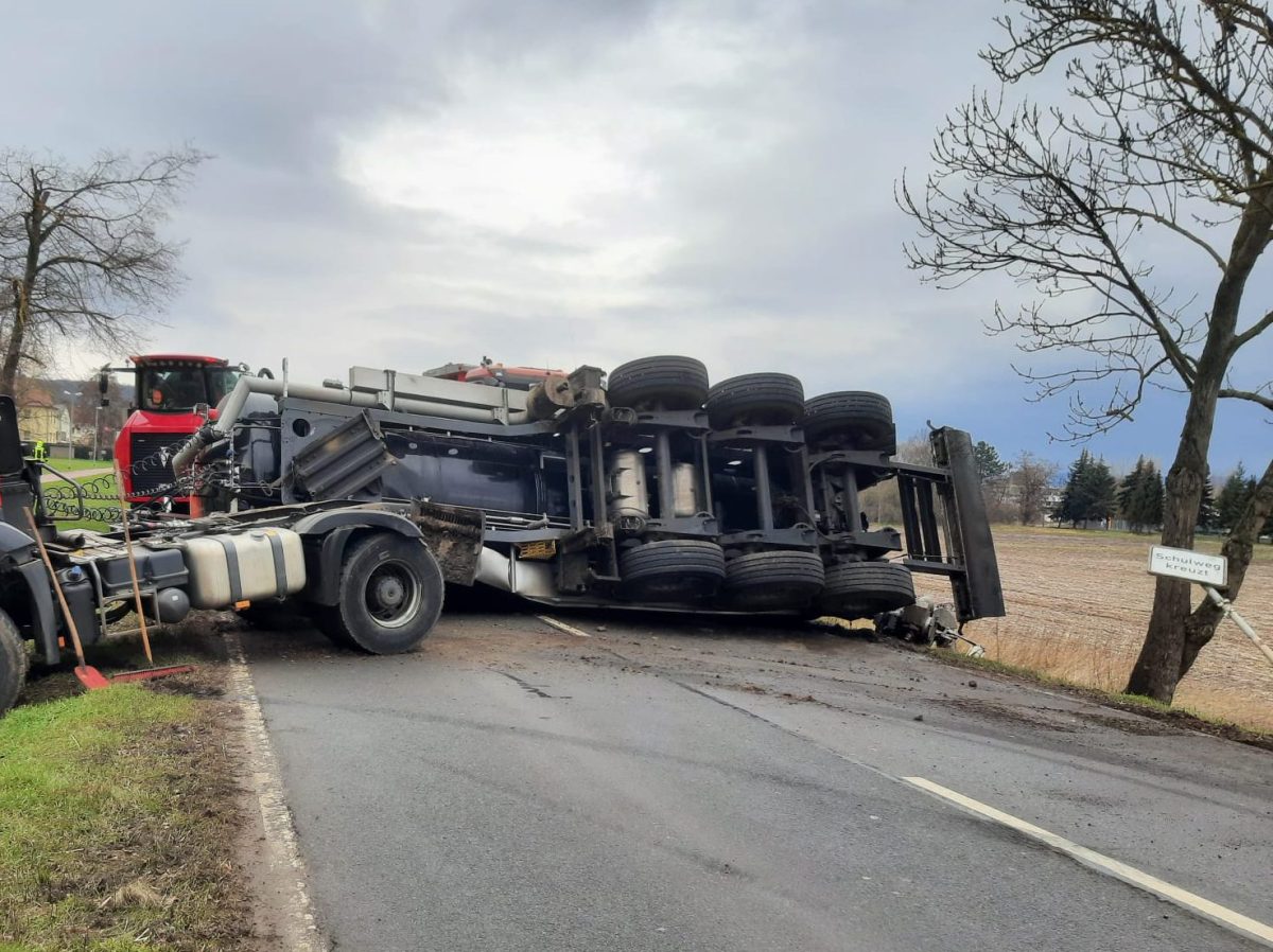 Schöne Bescherung! Ein Gülle-Unfall hat die Einsatzkräfte in Thüringen auf Trab gehalten.