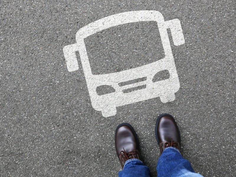 In Weimar hat ein Busfahrer einen syrischen Fahrgast hochkant aus dem Bus geschmissen und sogar nach dem Mann getreten.