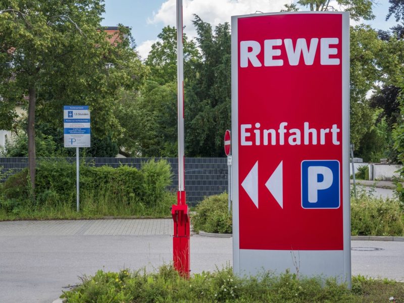 Aufruhr auf einem Rewe-Parkplatz in Thüringen. Ein Autofahrer zog alle Blicke auf sich. Bis die Polizei kam.