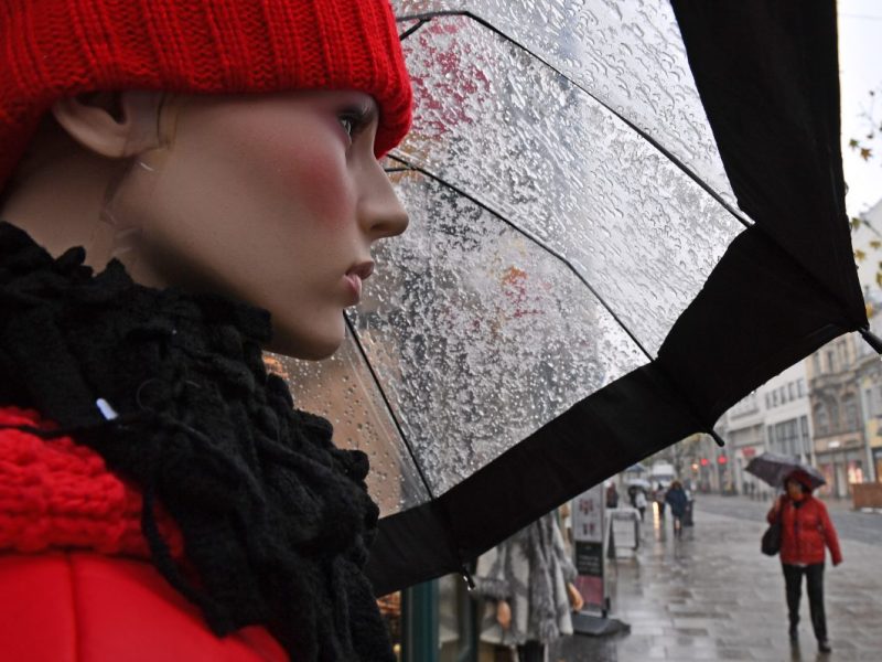 Der Schaufensterpuppe am Anger in Erfurt dürfte das Wetter in Thüringen egal sein.