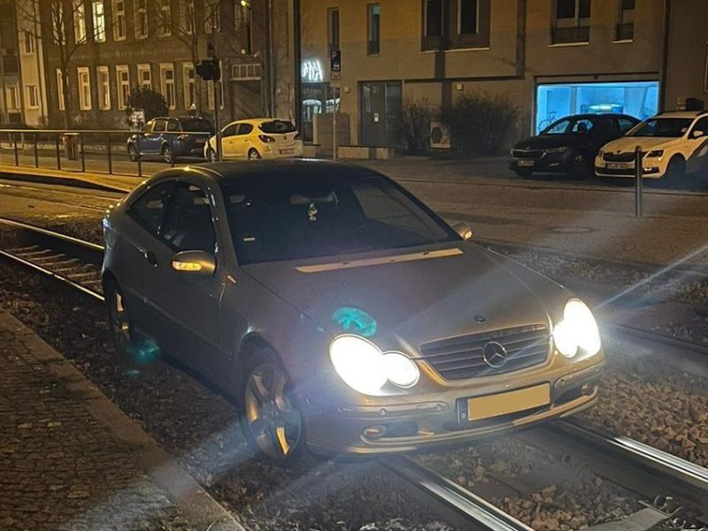 Dieser Mercedes landete auf dem Gleisbett.
