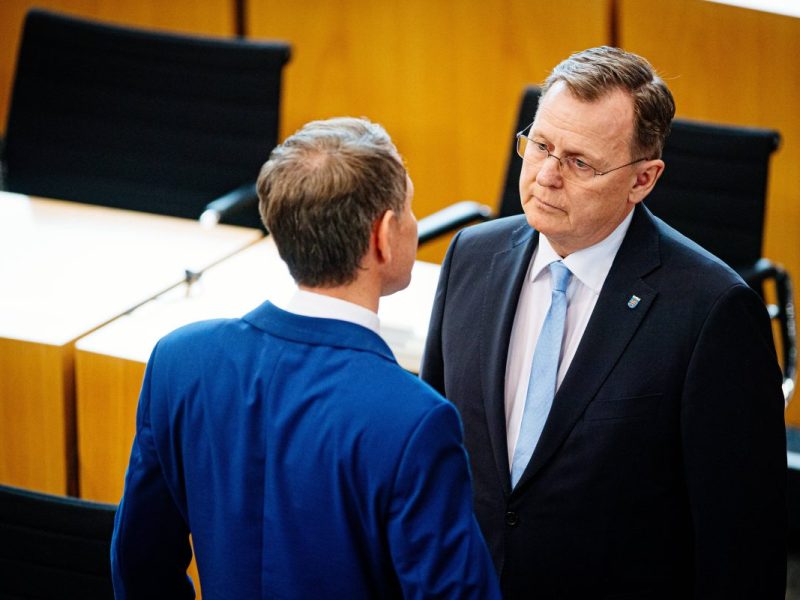 Eigentlich undenkbar: Die Minderheitskoalition von MP Bodo Ramelow (ausnahmsweise rechts) soll gemeinsame Sache mit der AfD von Rechtsaußen Björn Höcke (links im Bild) gemacht haben.