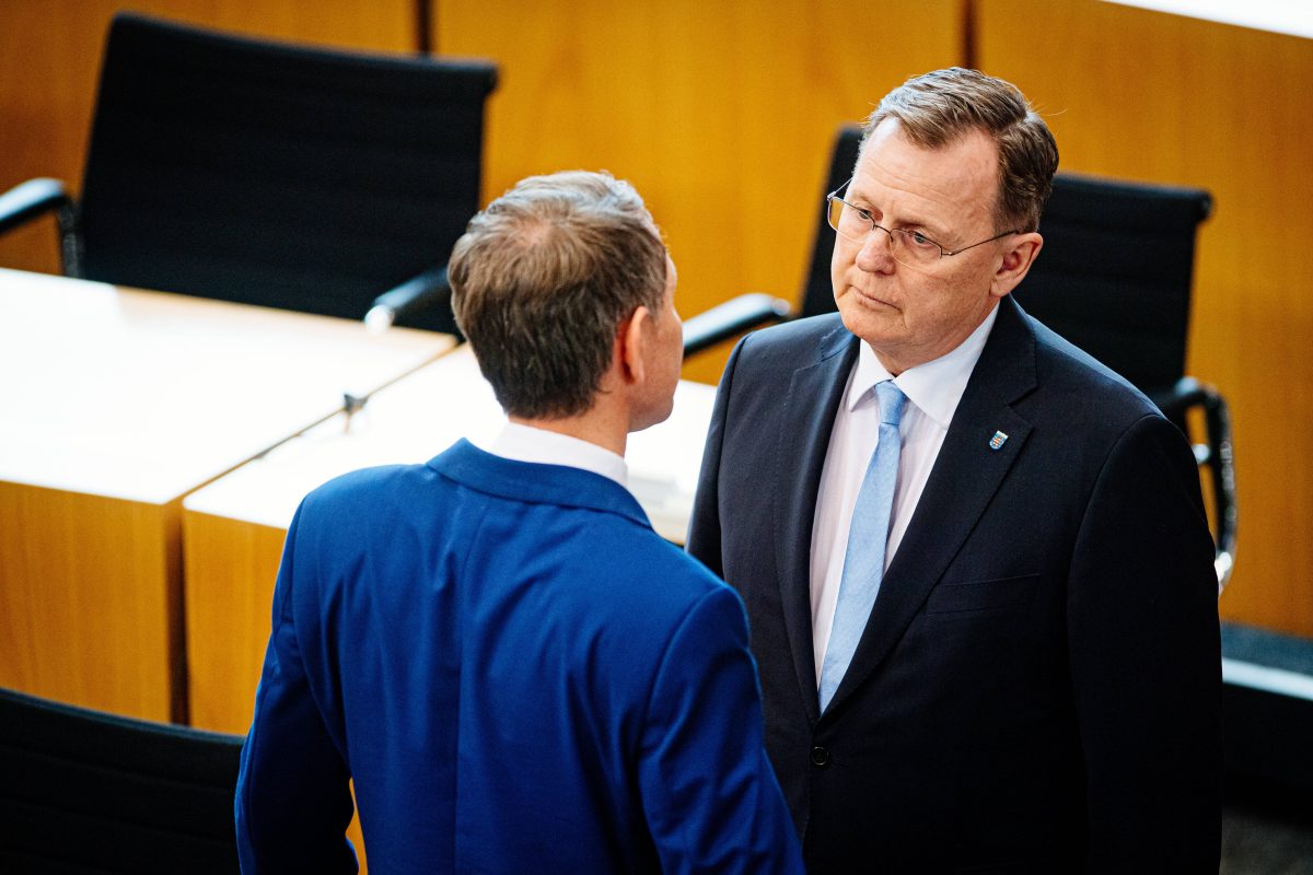 Eigentlich undenkbar: Die Minderheitskoalition von MP Bodo Ramelow (ausnahmsweise rechts) soll gemeinsame Sache mit der AfD von Rechtsaußen Björn Höcke (links im Bild) gemacht haben.