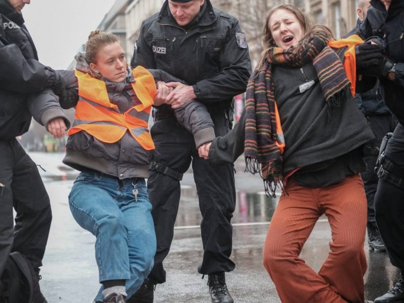 Klimakleber zur Kasse bitten? Thüringer Innenministerium prüft Möglichkeiten. (Symbolbild)