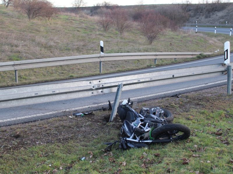 Erfurt Motorrad liegt neben der Straße