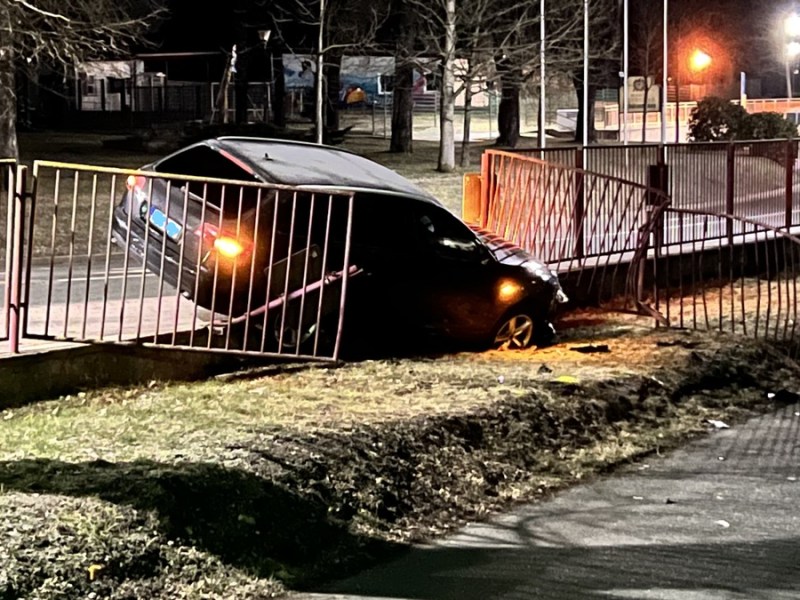 Im thüringischen Stadtroda hat ein Auto bei der Polizei eingeparkt. Unfreiwillig.