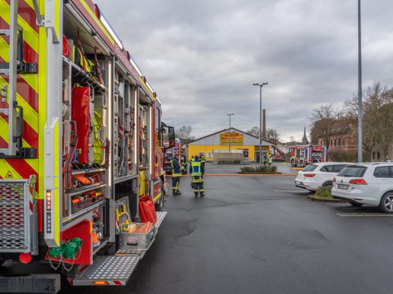 Ein Feuer bei Netto in Kahla (Thüringen) hält die Feuerwehr am Sonntag auf Trab!