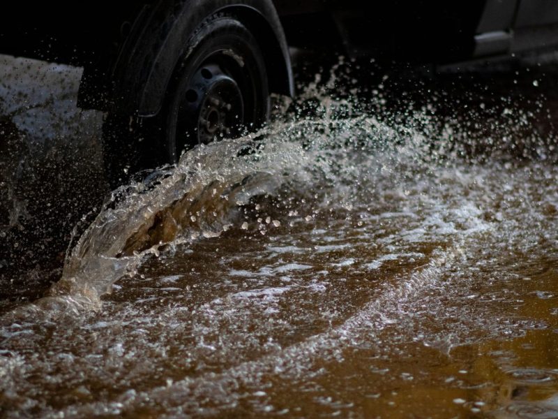 Heftiger Crash bei Aquaplaning! (Symbolbild)