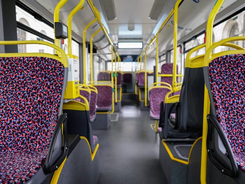Eine Busfahrt in Thüringen hat für einen Mann ein schmerzhaftes Ende genommen. Dabei wollte er eigentlich nur helfen.