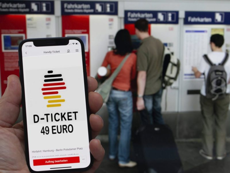 Das Deutschlandticket für 49 Euro gilt von Mai an im öffentlichen Nahverkehr bundesweit. Möglicherweise wird es in Thüringen jedoch eine Ausnahme für eine viel genutzte Strecke zwischen den großen Städten geben.