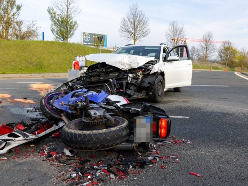 Gegen 18 Uhr kam es in Weimar auf der Bundesstraße 7 Abzweig Industriestraße zu einem schweren Verkehrsunfall zwischen einem Auto und einem Motorrad.