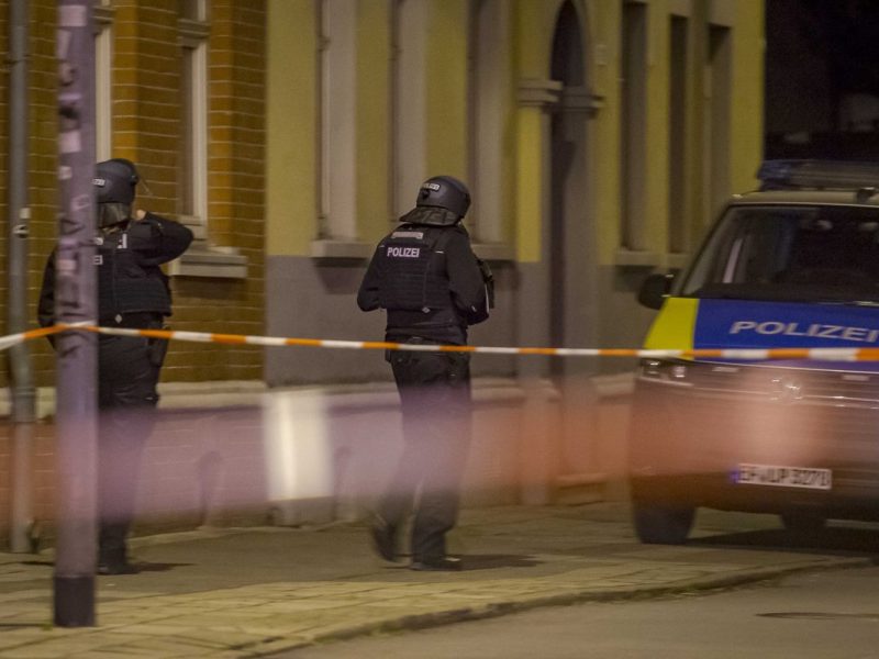 Eine Nacht voller Aufregung und Nervenkitzel! Zwei Männer gerieten in einen heftigen Streit, der so laut war, dass sich ein Hausbewohner beschwerte und auf schlafenden Kinder in der Nachbarschaft aufmerksam machte.