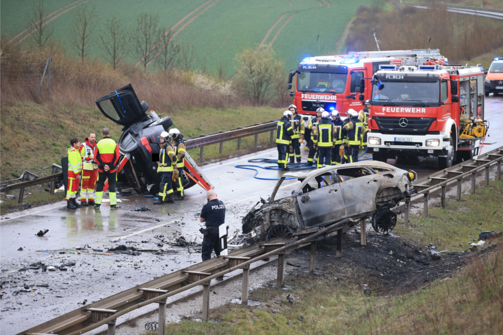 Horror-Crash in Thüringen! Sieben Menschen haben ihr Leben verloren.