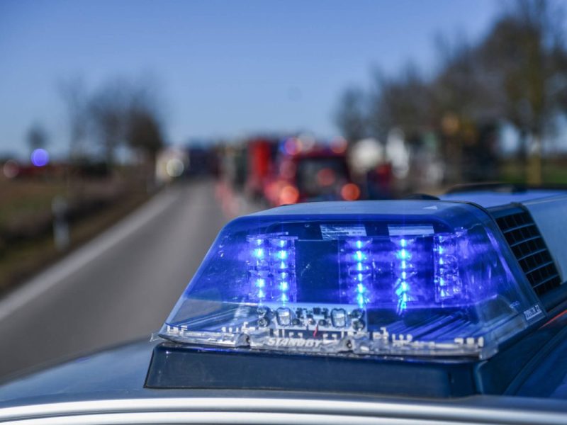 In Thüringen ist ein junger Autofahrer bei einem Unfall ums Leben gekommen. Offenbar war er zu schnell unterwegs.