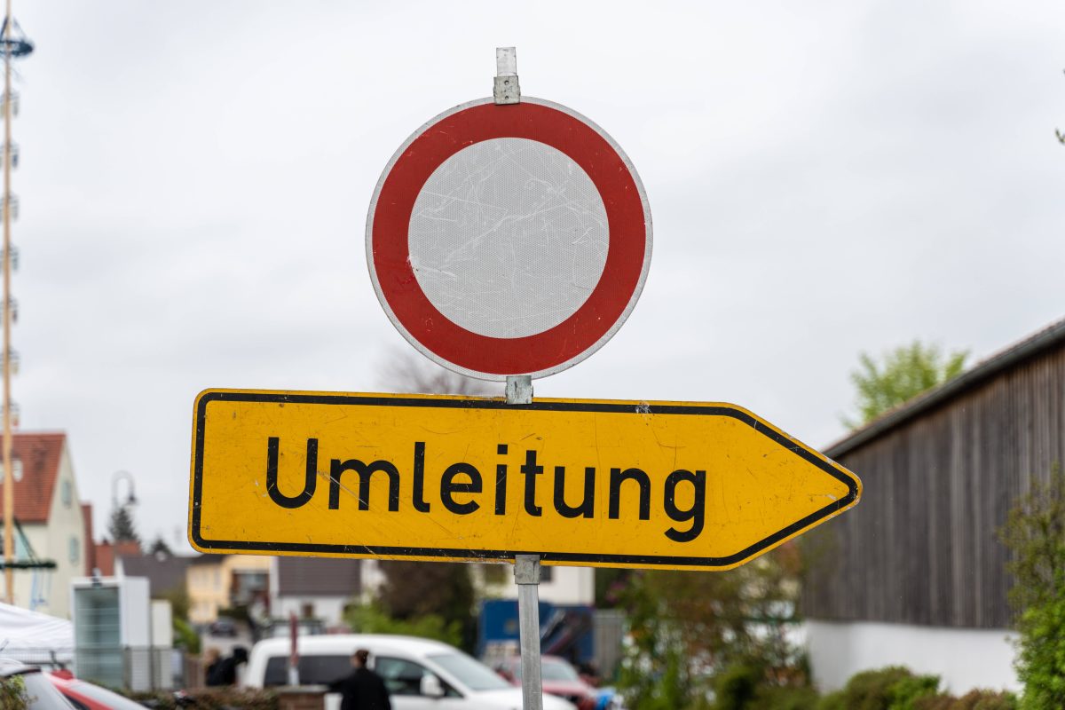 Schild auf dem Umleitung steht