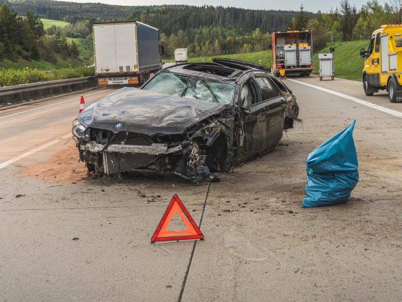 Von dem BMW blieb nach dem Unfall auf der A9 in Thüringen nicht mehr viel übrig.