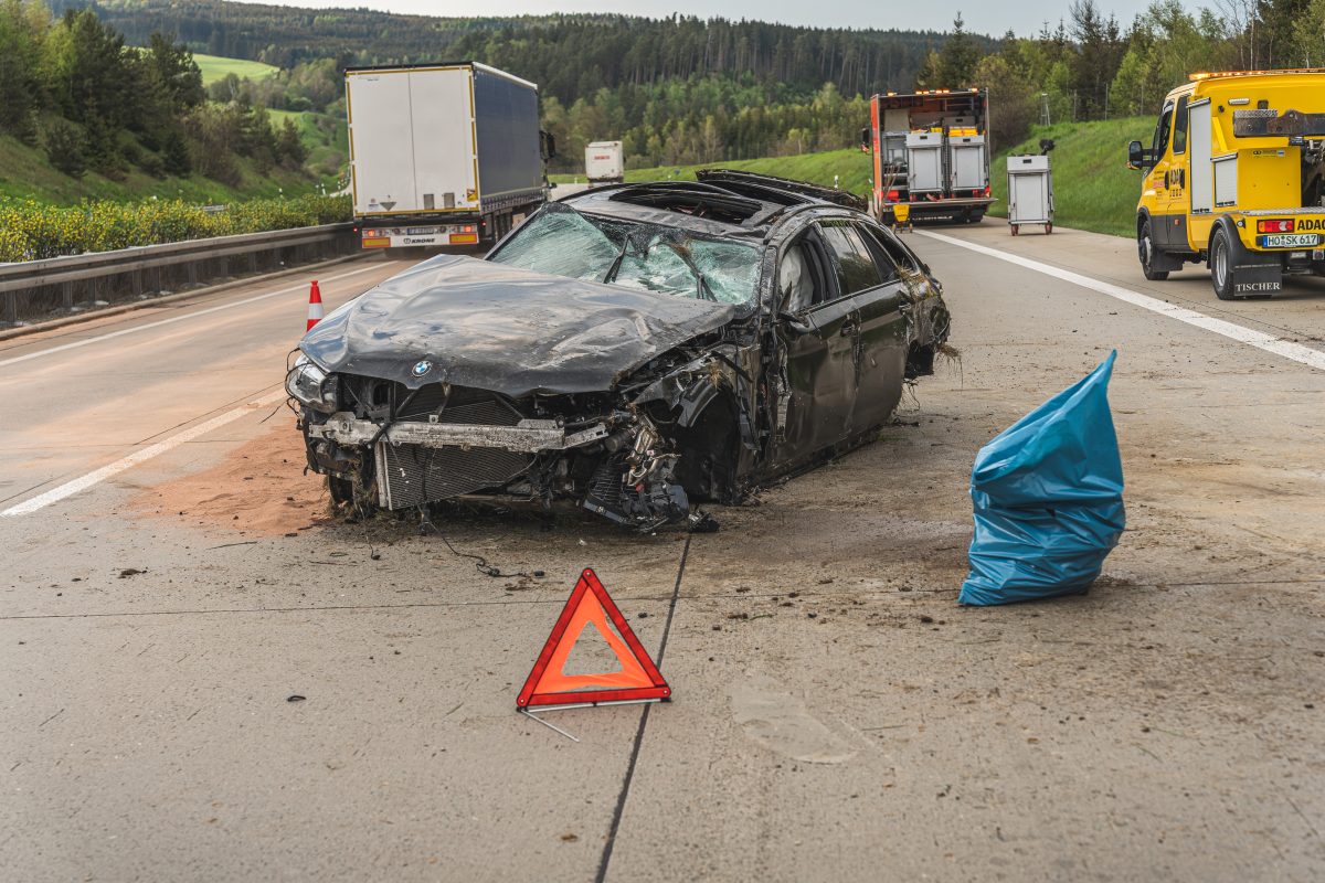 Von dem BMW blieb nach dem Unfall auf der A9 in Thüringen nicht mehr viel übrig.