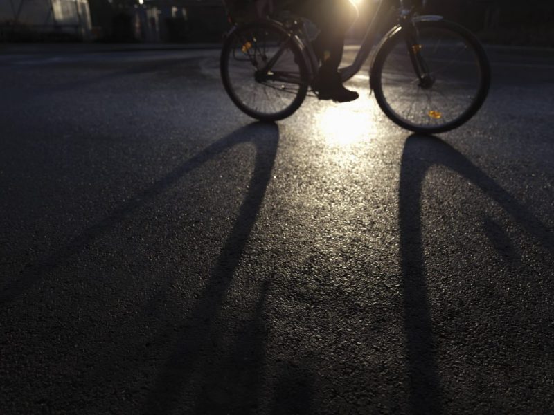 Eine Frau war nachts mit dem Fahrrad in Ilfeld (Thüringen) unterwegs. Doch die Tour wurde ihr zum Verhängnis. (Symbolbild)