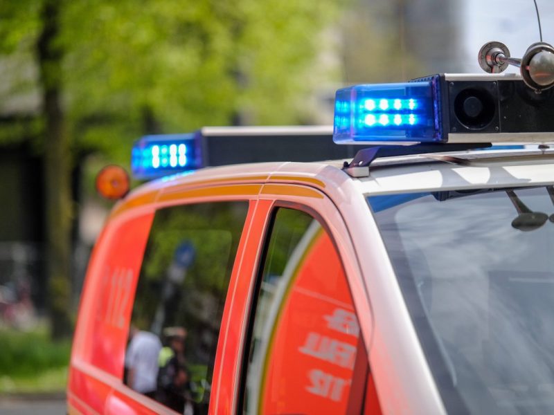 Passanten haben eine schwerverletzte Frau in Saalfeld in Thüringen passiert. (Symbolbild)