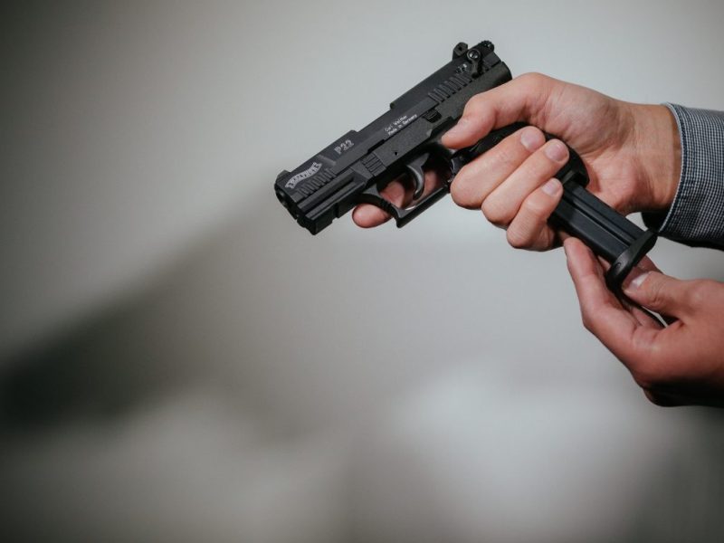 In Sömmerda in Thüringen hat ein Mann gleich zweimal die Polizei auf den Plan gerufen. Zunächst knallte es, dann traf man sich auf der Straße wieder.