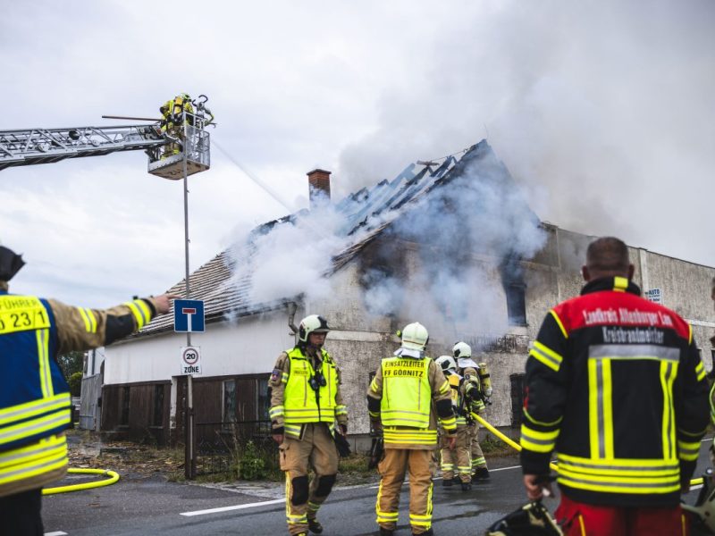 Feuerwehr kämpft gegen Flammen in einem historischen Haus in Thüringen