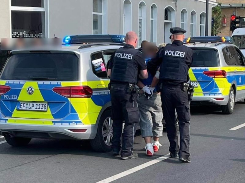 Am Ende konnte die Polizei in Eisenach den Mann überwältigen und festnehmen, der zuvor einen Streifenwagen klauen wollte.