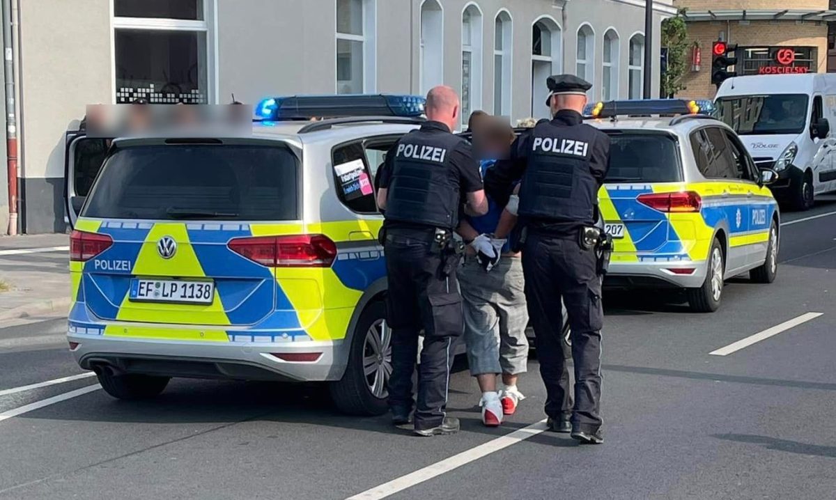 Am Ende konnte die Polizei in Eisenach den Mann überwältigen und festnehmen, der zuvor einen Streifenwagen klauen wollte.