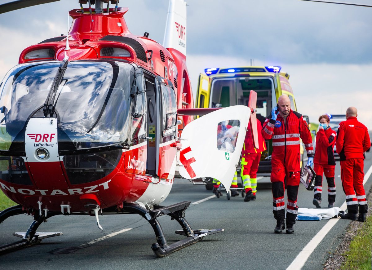 An einer engen Stelle in Thüringen hat es gekracht. Insgesamt gibt es drei Verletzte. Auch ein Rettungshubschrauber war im Einsatz.