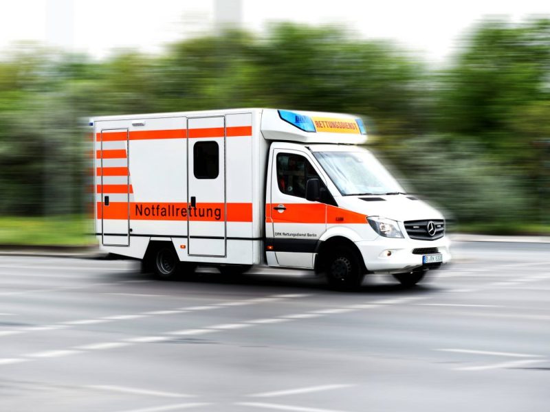 Der Rettungsdienst musste den Motorradfahrer nach dem Unfall in Erfurt ins Krankenhaus bringen.