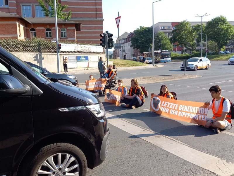 Aktivisten der Letzten Generation haben eine Sitzblockade in Jena gestartet.