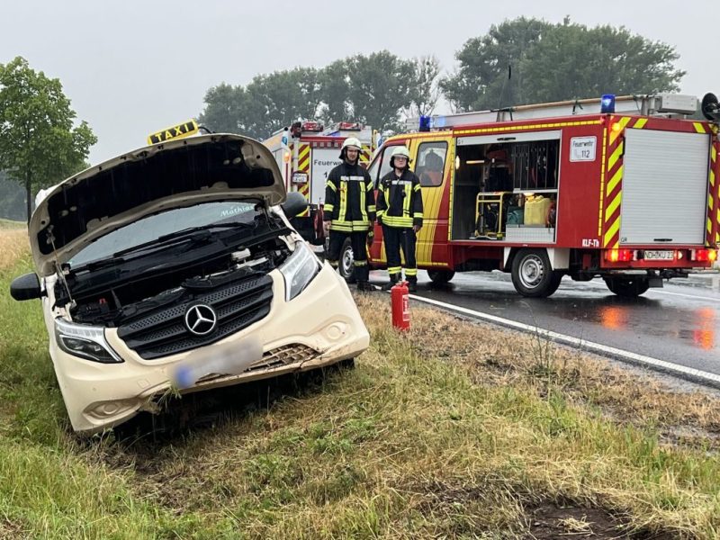 Bei einem Unfall mit einem Taxi in Thüringen sind zwei Schüler verletzt worden. Der Fahrer war wohl zu schnell unterwegs auf der nassen Landstraße.