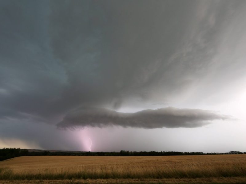 Gewitter über einem Feld in Thüringen
