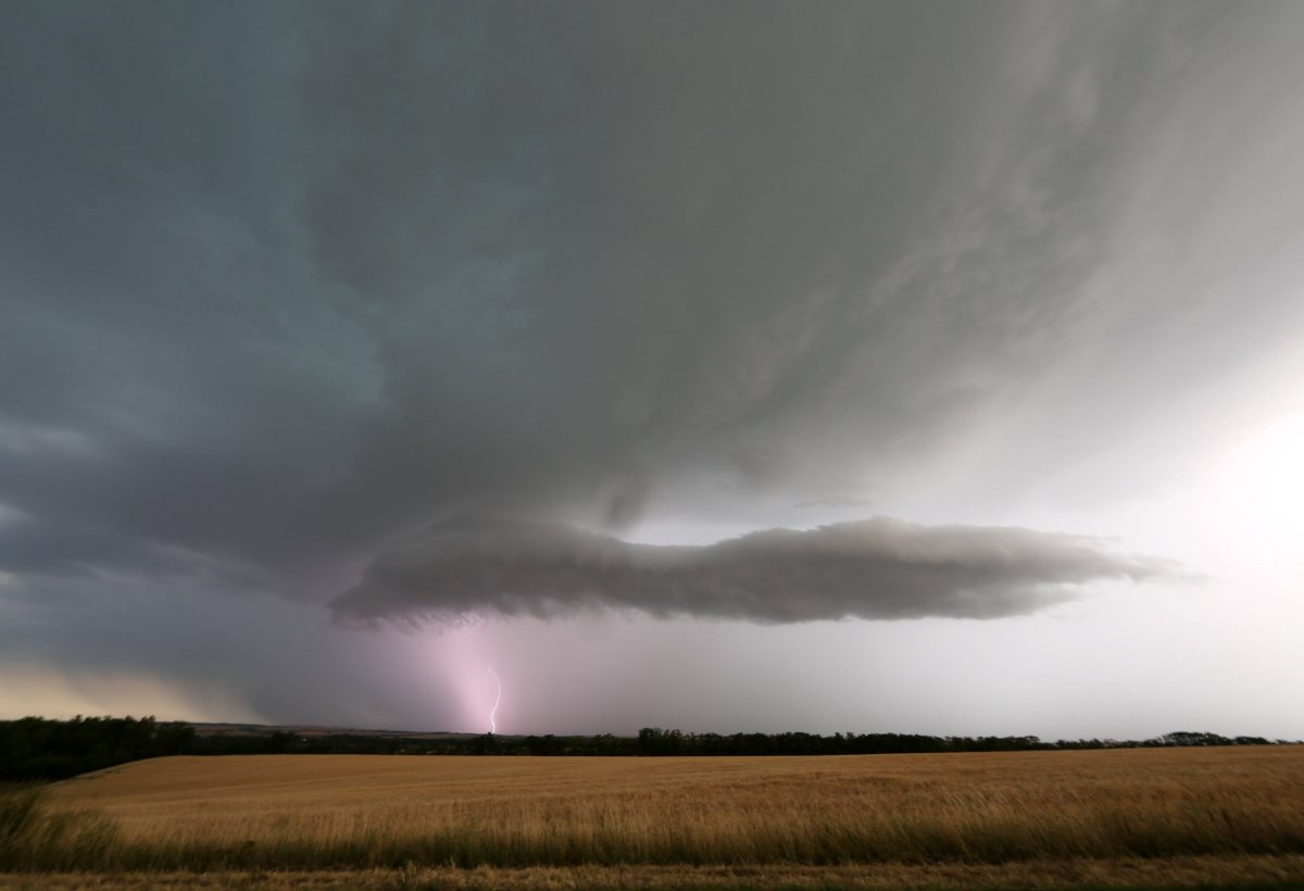 Gewitter über einem Feld in Thüringen