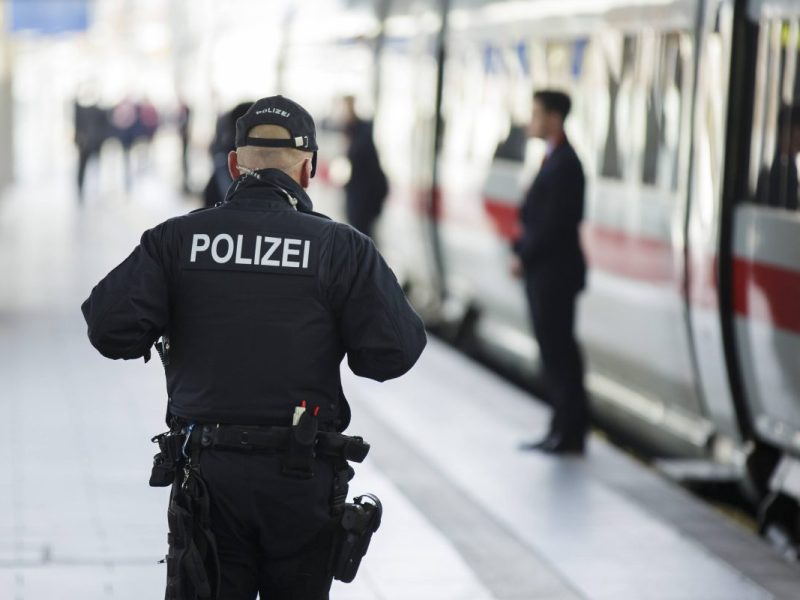 Im Hauptbahnhof Erfurt versuchte ein Mann einen ausfahrenden Zug zu besteigen. Was dann ans Licht kam, ist unfassbar.