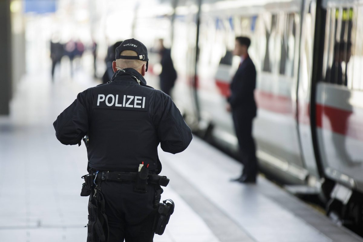 Im Hauptbahnhof Erfurt versuchte ein Mann einen ausfahrenden Zug zu besteigen. Was dann ans Licht kam, ist unfassbar.