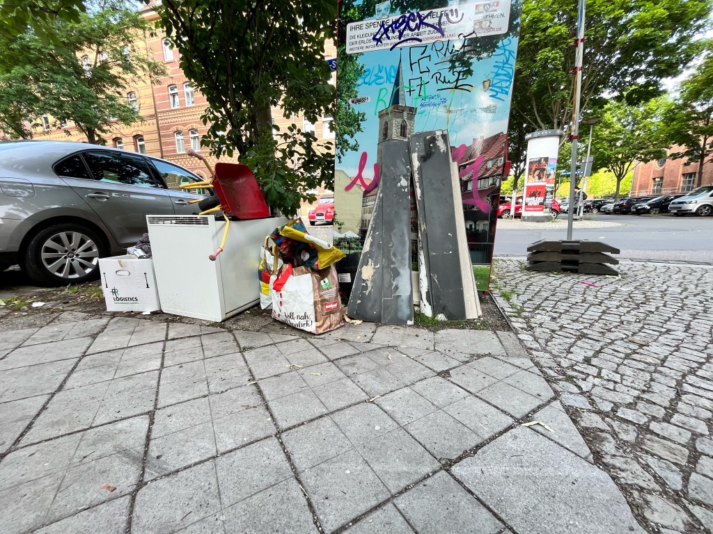 Müll steht mitten auf dem Gehweg