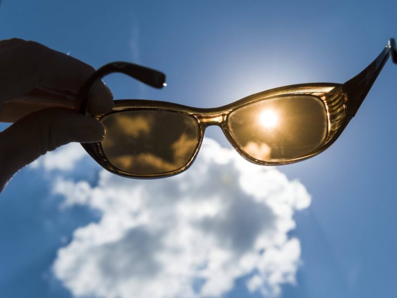 Blick in die Sonne durch eine Sonnenbrille