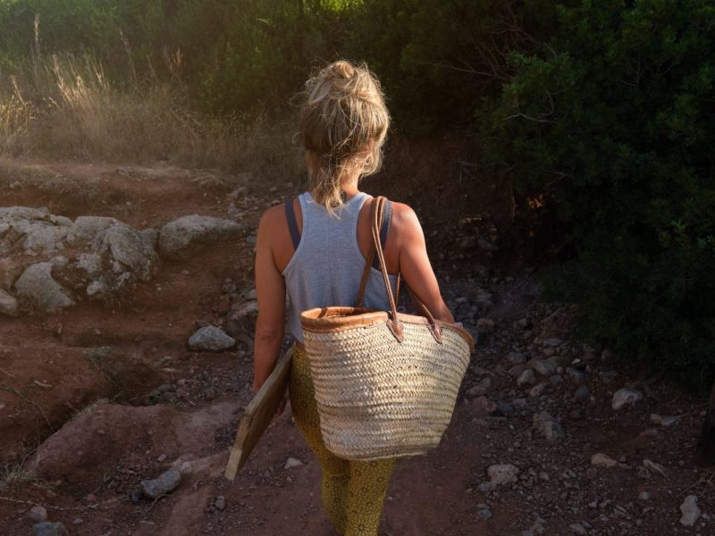 Frau im Sommer im Wald