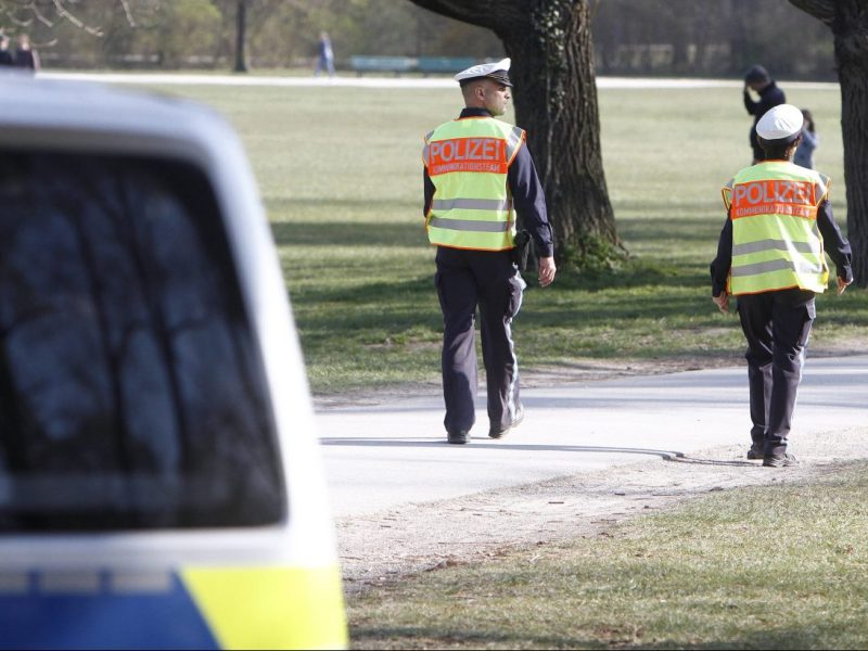 Zwei Polizisten im Park