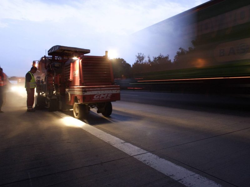 Auf Abschnitten der Autobahnen 38 und 71 in Thüringen müssen sich Autofahrer von Montag an wegen Bauarbeiten auf Behinderungen einstellen.