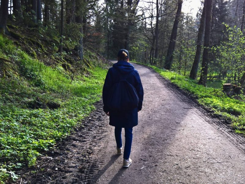 Frau spaziert im Wald