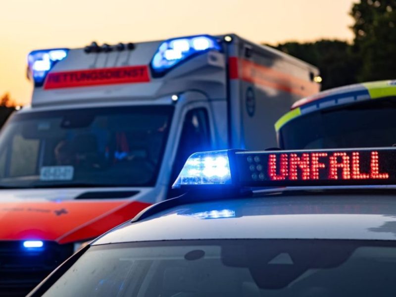 Bei einem Unfall am Montagabend auf der B85 im Landkreis Saalfeld-Rudolstadt ist ein Mann ums Leben gekommen.