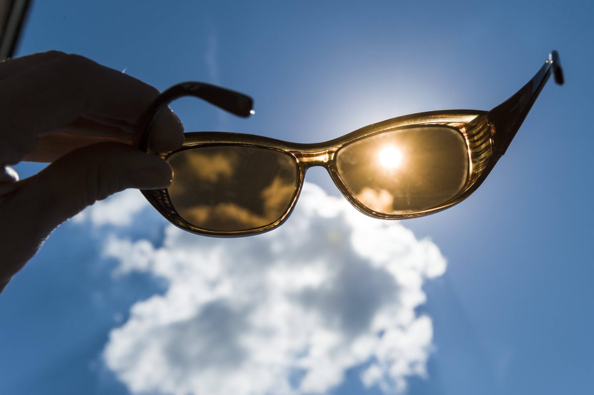 Sonnenbrille in der Sonne