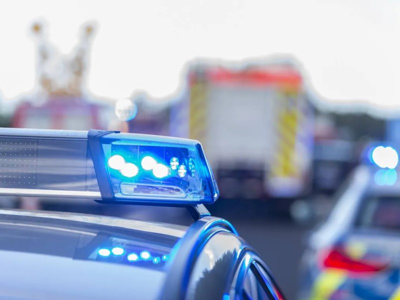 Er hatte keine Chance: In Thüringen ist ein Motorradfahrer mit einem Bus zusammengeprallt. Er war auf der Stelle tot.