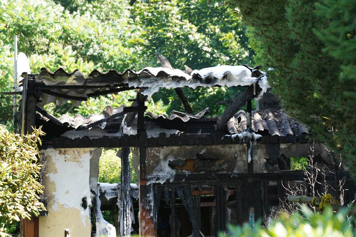 In Bad Salzungen in Thüringen hat die Feuerwehr bei einem Einsatz eine Leiche gefunden.